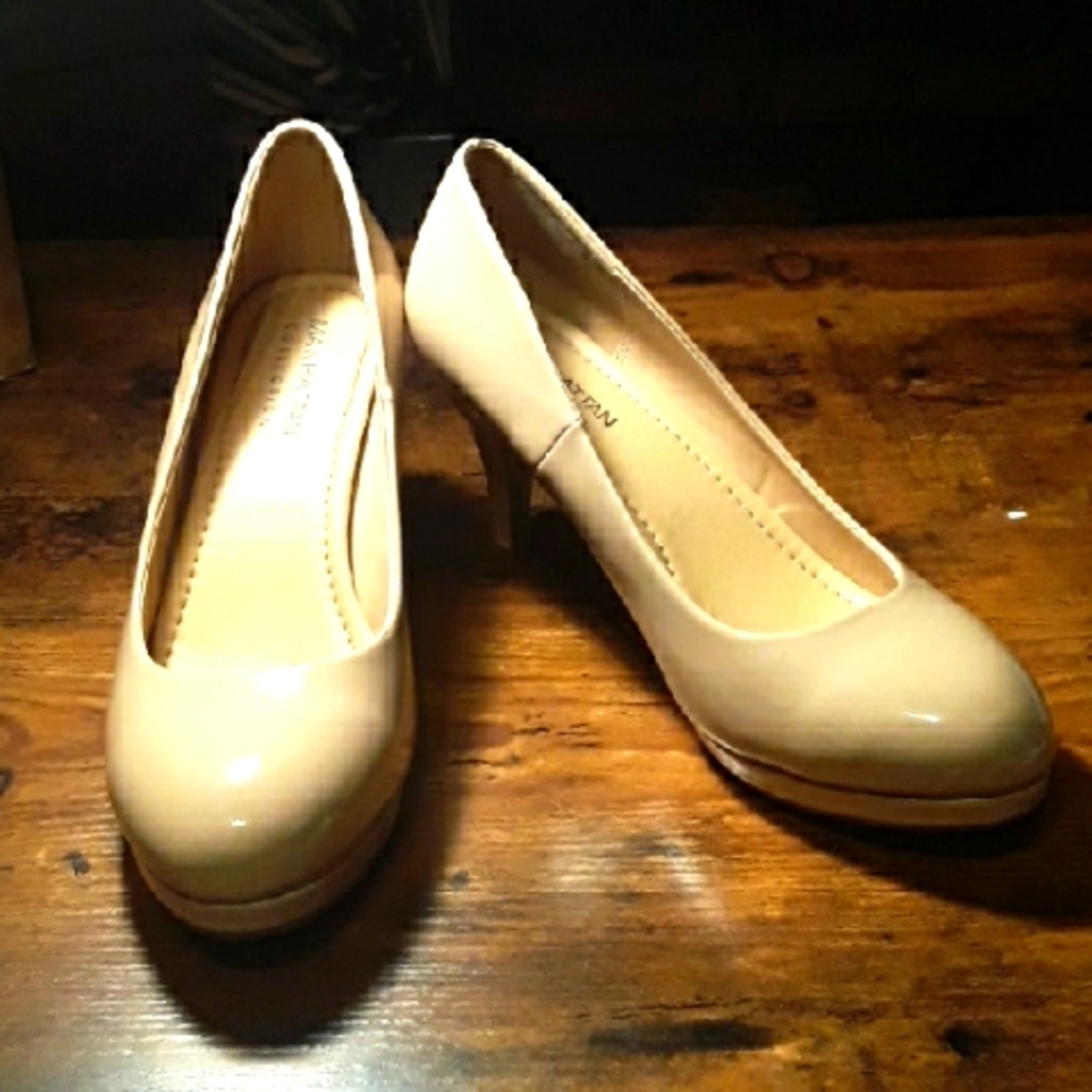 NWOT Size 9 Manhattan Collection Beige High Heels Sexy & Gorgeous